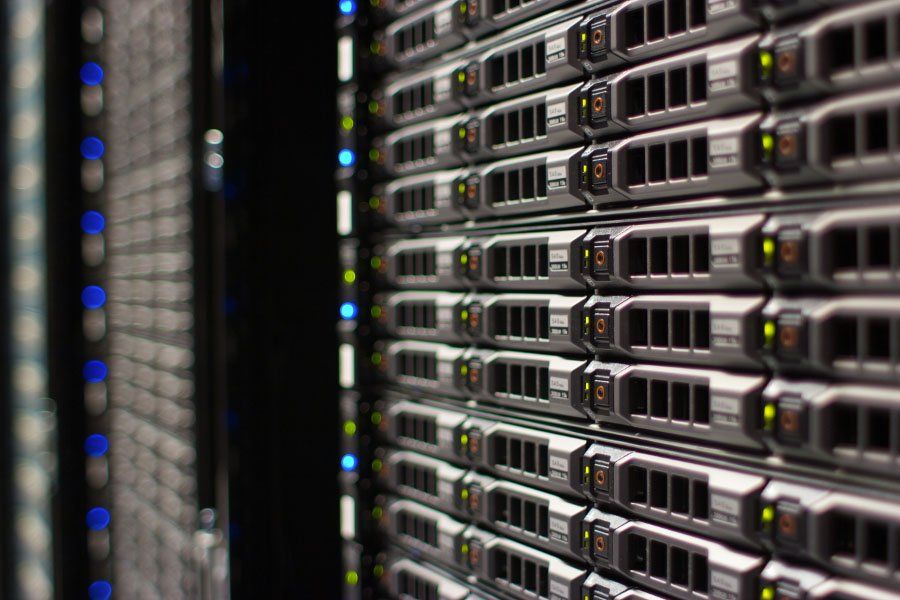 Serverraum mit Netzwerktechnik – IT-Infrastruktur für Unternehmen in Nürnberg